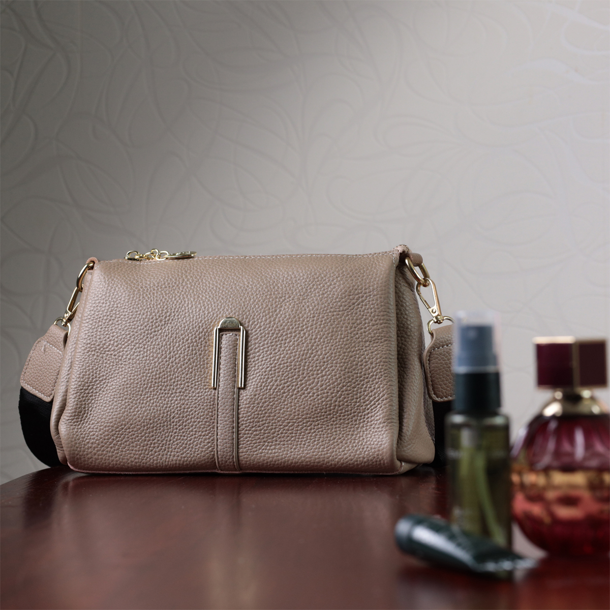 Кожаная женская сумка с металлическим украшением посередине Vintage Бежевая