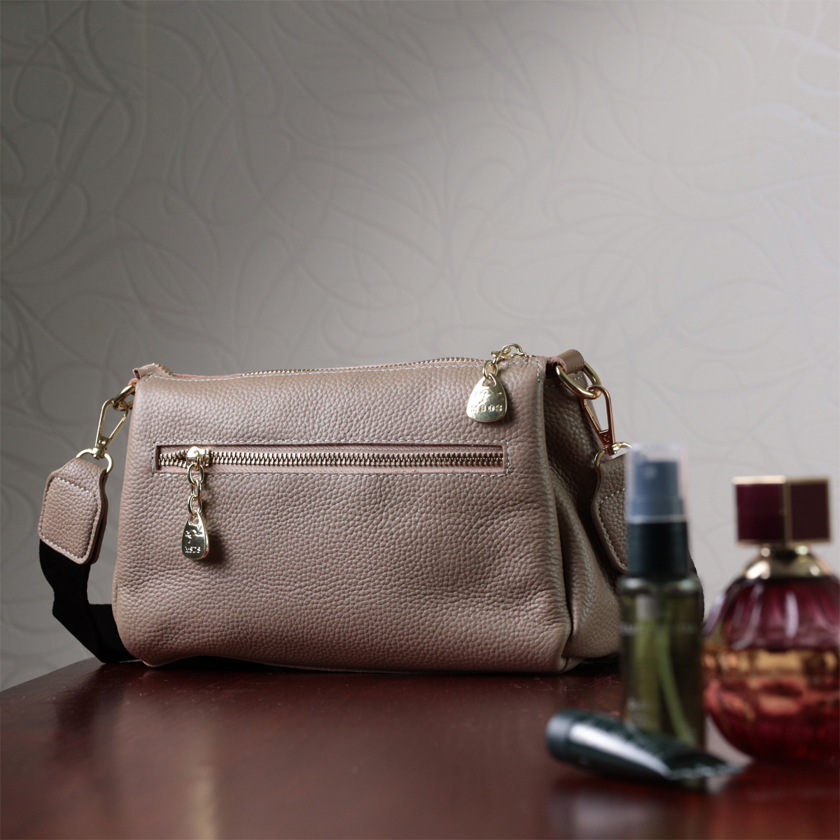 Кожаная женская сумка с металлическим украшением посередине Vintage Бежевая