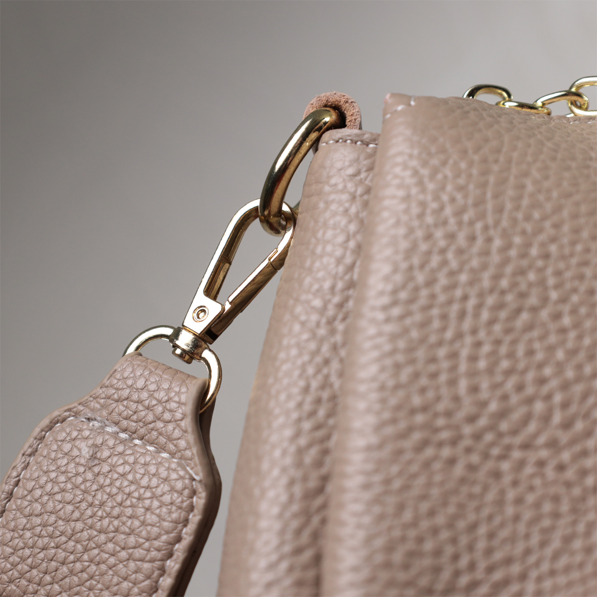 Кожаная женская сумка с металлическим украшением посередине Vintage Бежевая