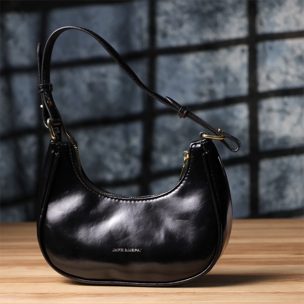 Лакированная женская сумка на плечо из экокожи Vintage sale_ Черный