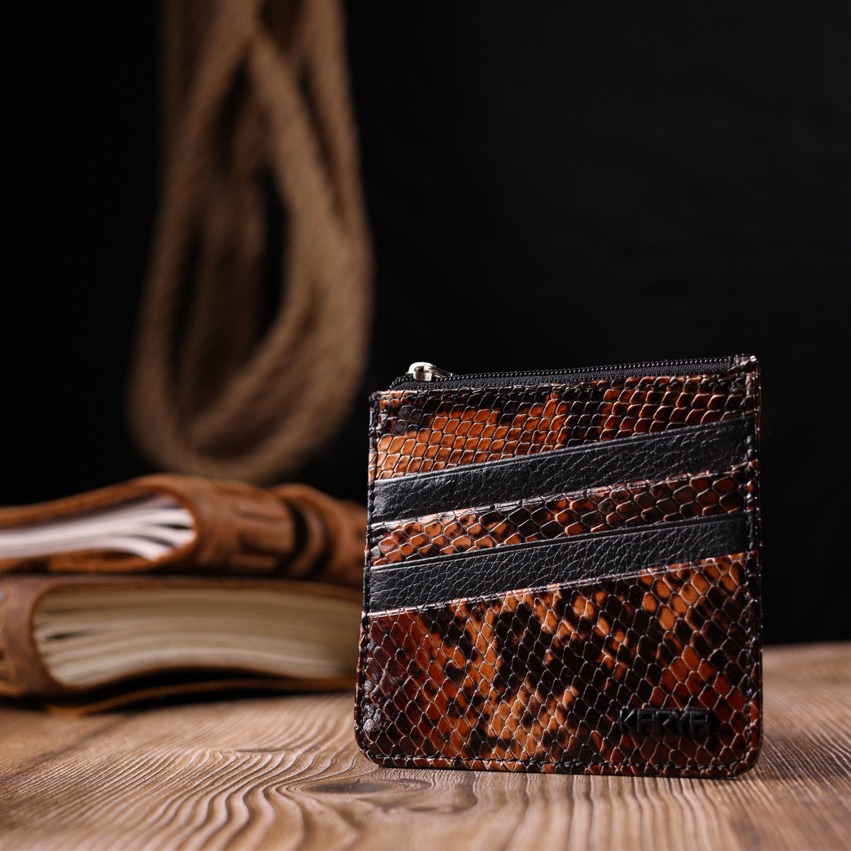 Стильный картхолдер из натуральной кожи с тиснением под змею KARYA Разноцветный