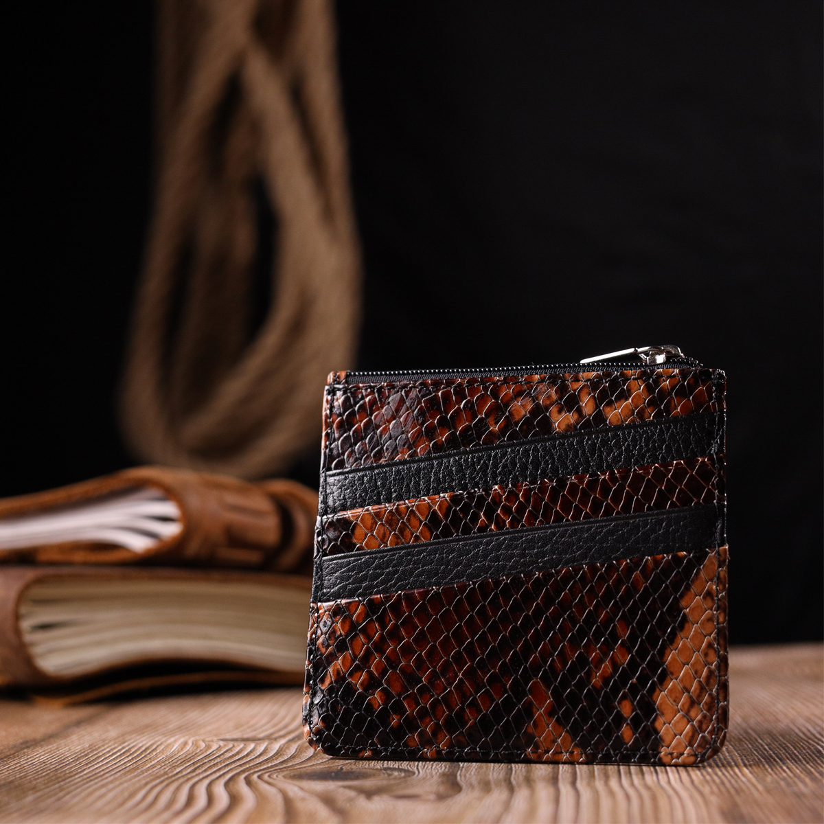 Стильный картхолдер из натуральной кожи с тиснением под змею KARYA Разноцветный