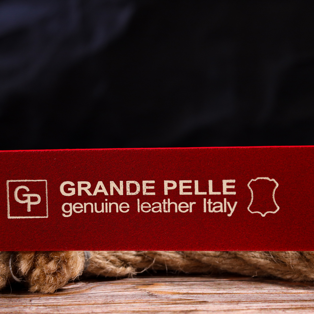 Яскравий жіночий ремінь із натуральної шкіри Grande Pelle Червоний